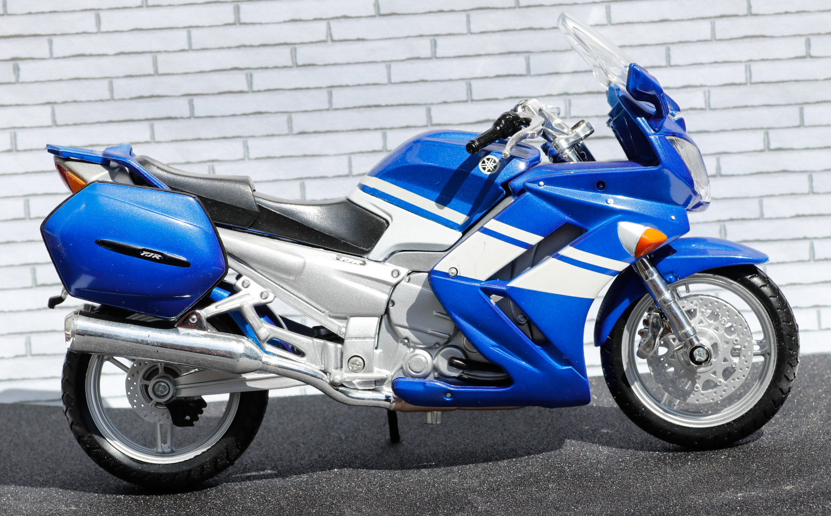 Maisto 1-12 Yamaha FJR1300